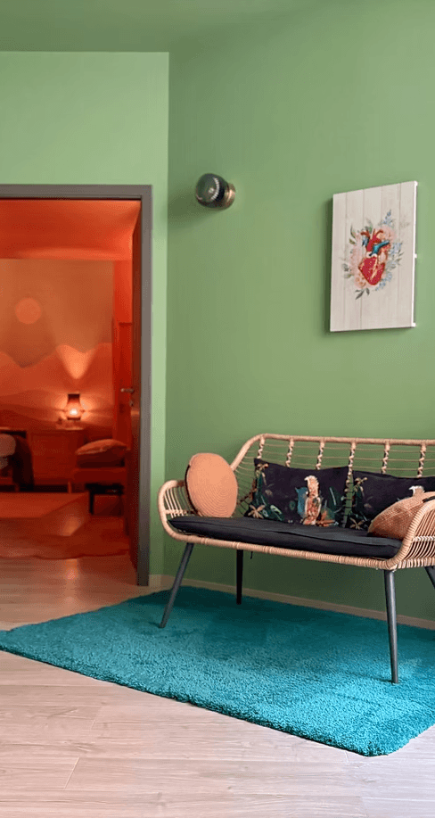 Table de massage dans un salon au décor zen et épuré